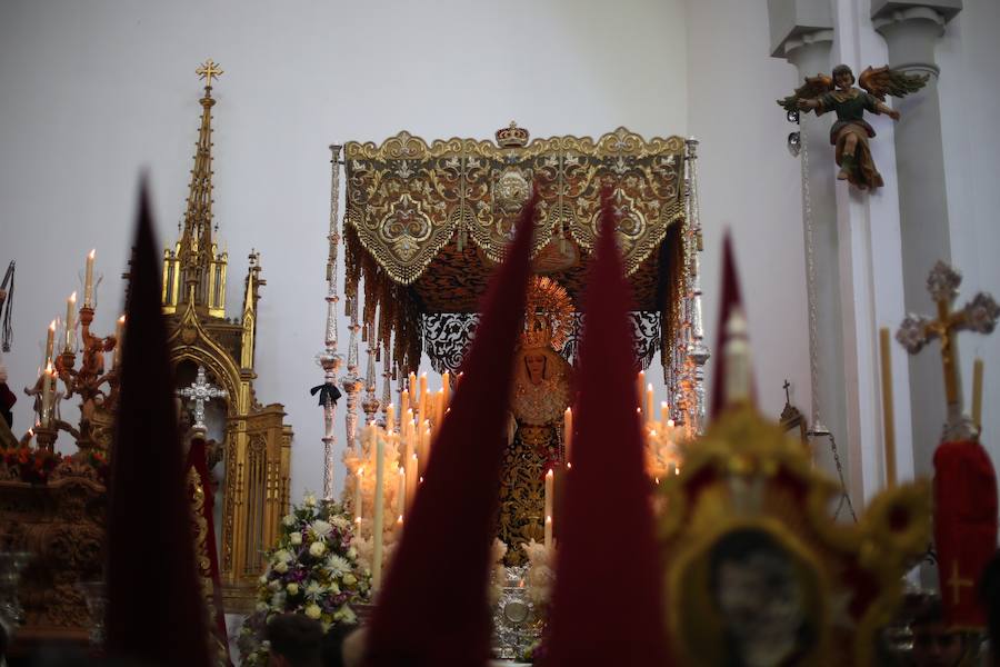 Las costaleras llevan al Cristo del Trabajo en un día radiante por las calles del Zaidín 