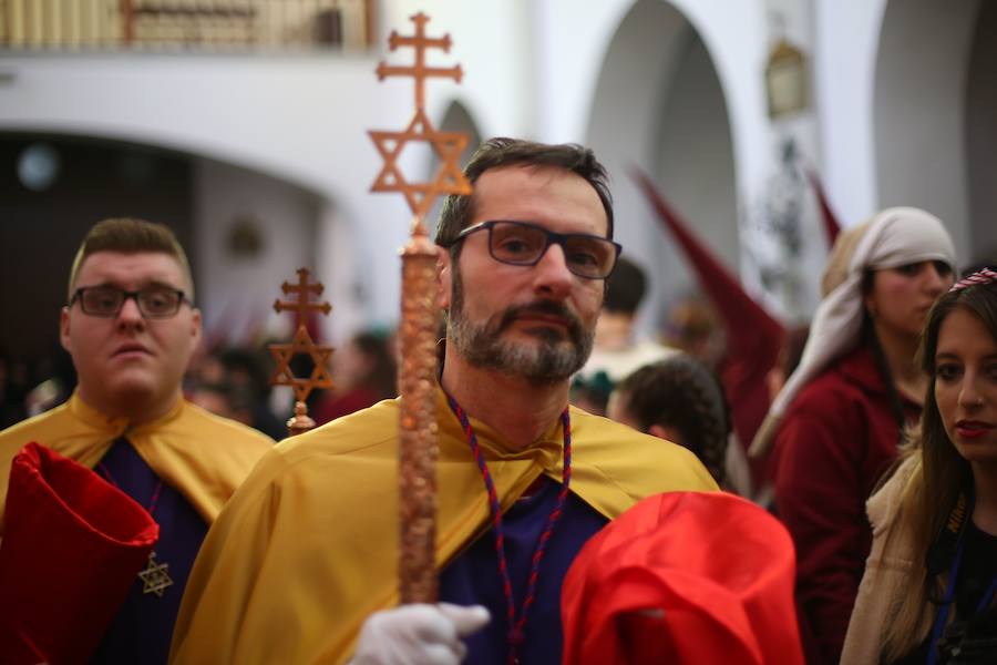 Las costaleras llevan al Cristo del Trabajo en un día radiante por las calles del Zaidín 