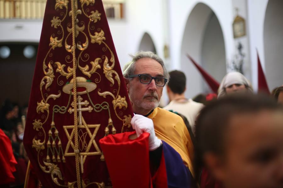 Las costaleras llevan al Cristo del Trabajo en un día radiante por las calles del Zaidín 