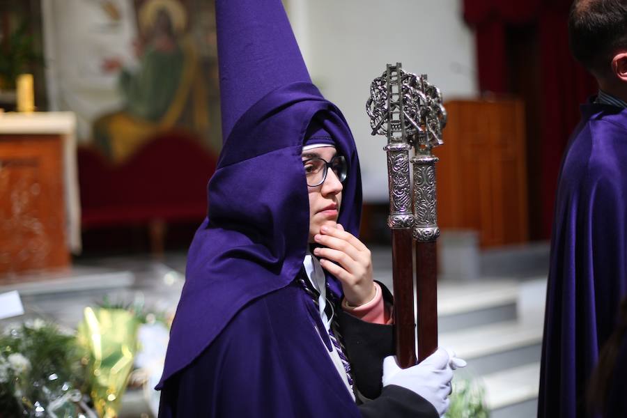 Las costaleras llevan al Cristo del Trabajo en un día radiante por las calles del Zaidín 