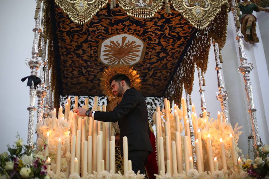 Las costaleras llevan al Cristo del Trabajo en un día radiante por las calles del Zaidín 