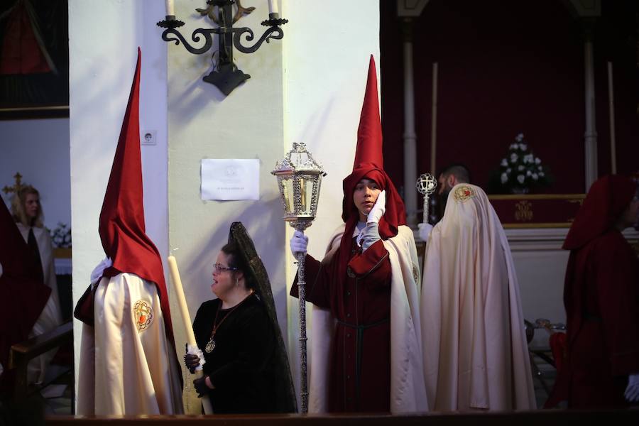 Las costaleras llevan al Cristo del Trabajo en un día radiante por las calles del Zaidín 