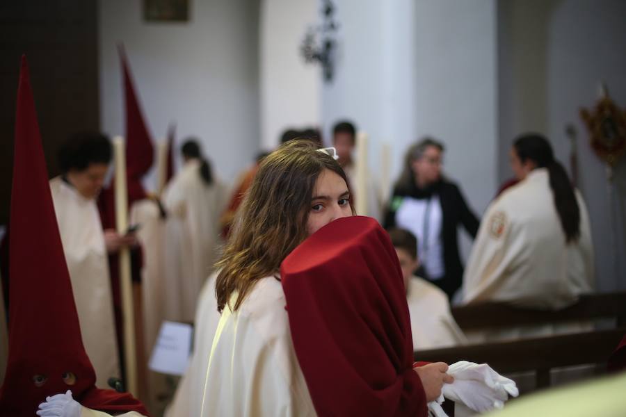 Las costaleras llevan al Cristo del Trabajo en un día radiante por las calles del Zaidín 