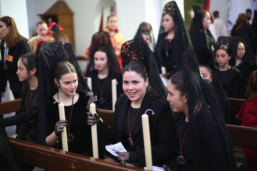 Las costaleras llevan al Cristo del Trabajo en un día radiante por las calles del Zaidín 