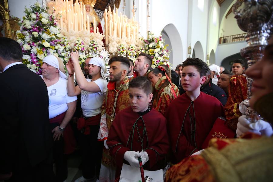 Las costaleras llevan al Cristo del Trabajo en un día radiante por las calles del Zaidín 