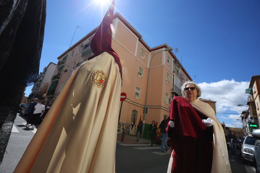 Las costaleras llevan al Cristo del Trabajo en un día radiante por las calles del Zaidín 