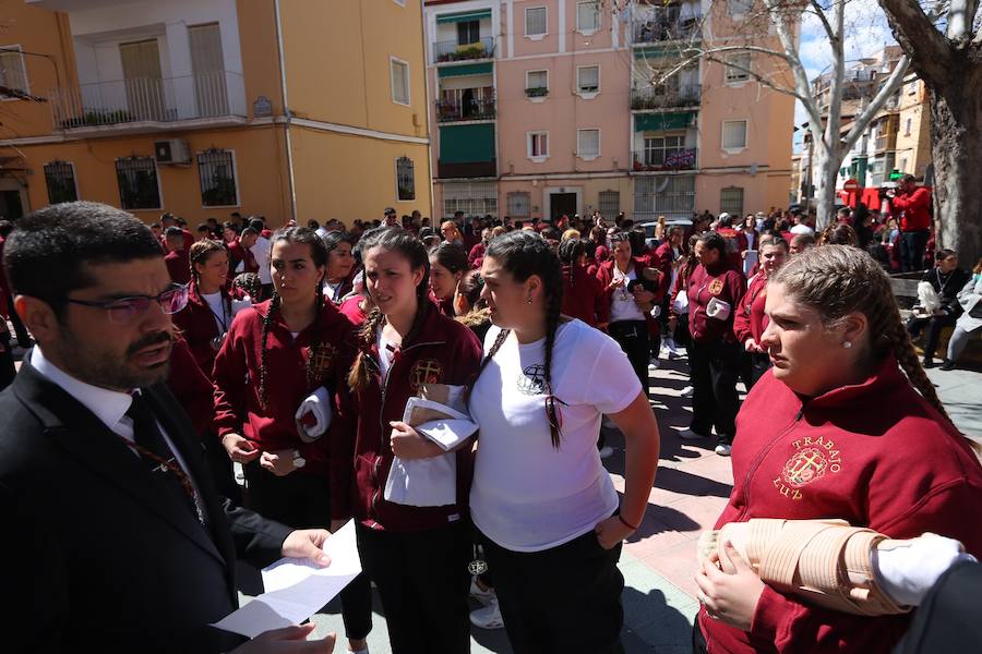 Las costaleras llevan al Cristo del Trabajo en un día radiante por las calles del Zaidín 