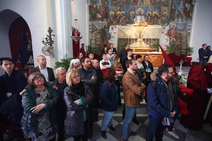 Las costaleras llevan al Cristo del Trabajo en un día radiante por las calles del Zaidín 