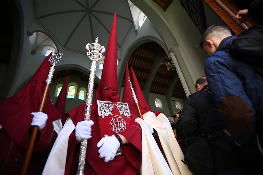 Las costaleras llevan al Cristo del Trabajo en un día radiante por las calles del Zaidín 