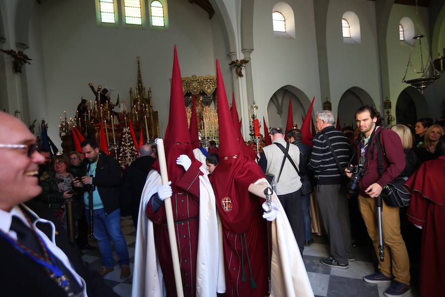 Las costaleras llevan al Cristo del Trabajo en un día radiante por las calles del Zaidín 