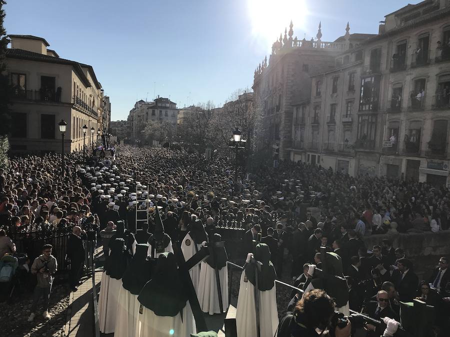 La Real Hermandad y Cofradía de Nazarenos de Nuestro Padre Jesús del Gran Poder y Nuestra Señora de La Esperanza por las calles de la ciudad.