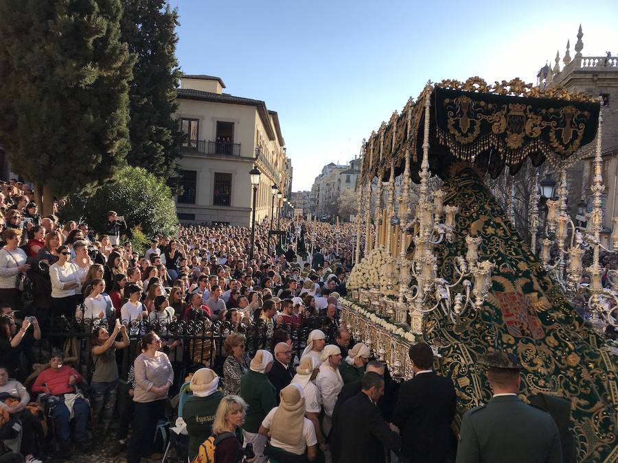 La Real Hermandad y Cofradía de Nazarenos de Nuestro Padre Jesús del Gran Poder y Nuestra Señora de La Esperanza por las calles de la ciudad.