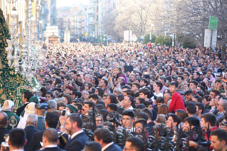 La Real Hermandad y Cofradía de Nazarenos de Nuestro Padre Jesús del Gran Poder y Nuestra Señora de La Esperanza por las calles de la ciudad.