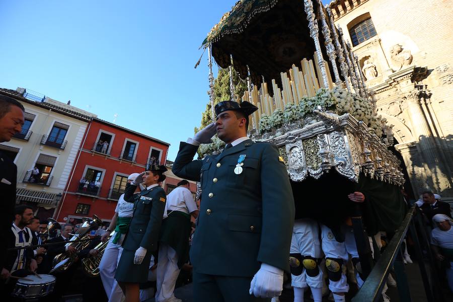 La Real Hermandad y Cofradía de Nazarenos de Nuestro Padre Jesús del Gran Poder y Nuestra Señora de La Esperanza por las calles de la ciudad.