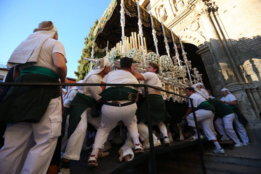 La Real Hermandad y Cofradía de Nazarenos de Nuestro Padre Jesús del Gran Poder y Nuestra Señora de La Esperanza por las calles de la ciudad.