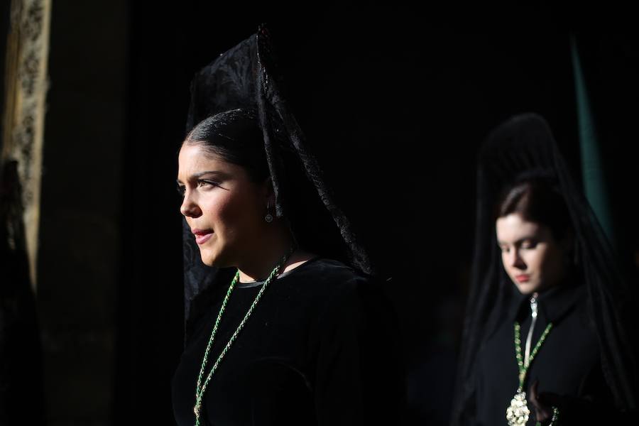 La Real Hermandad y Cofradía de Nazarenos de Nuestro Padre Jesús del Gran Poder y Nuestra Señora de La Esperanza por las calles de la ciudad.