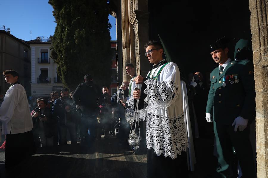 La Real Hermandad y Cofradía de Nazarenos de Nuestro Padre Jesús del Gran Poder y Nuestra Señora de La Esperanza por las calles de la ciudad.