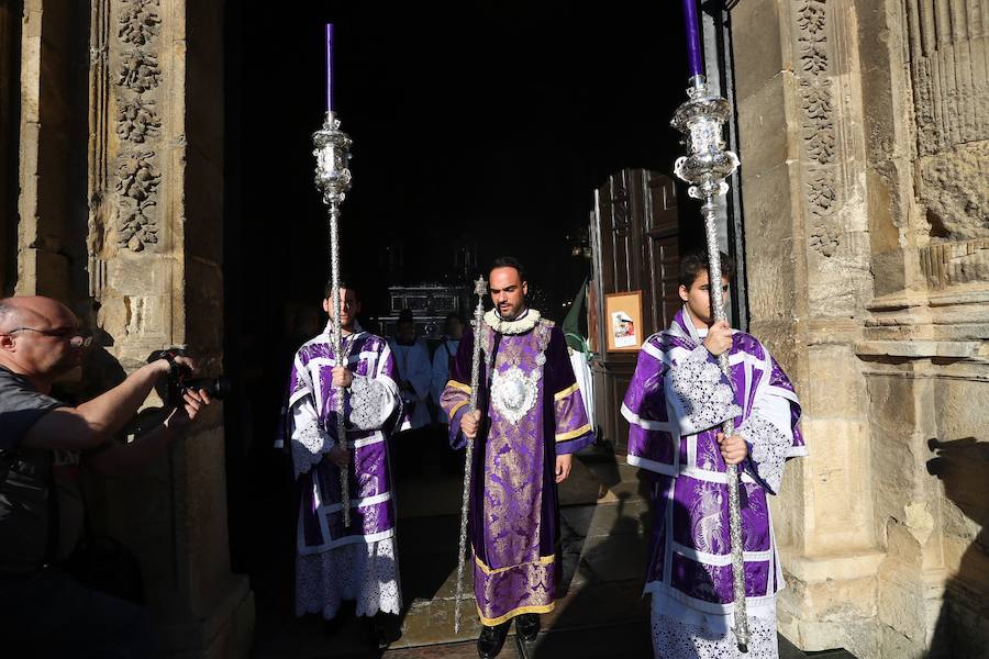 La Real Hermandad y Cofradía de Nazarenos de Nuestro Padre Jesús del Gran Poder y Nuestra Señora de La Esperanza por las calles de la ciudad.