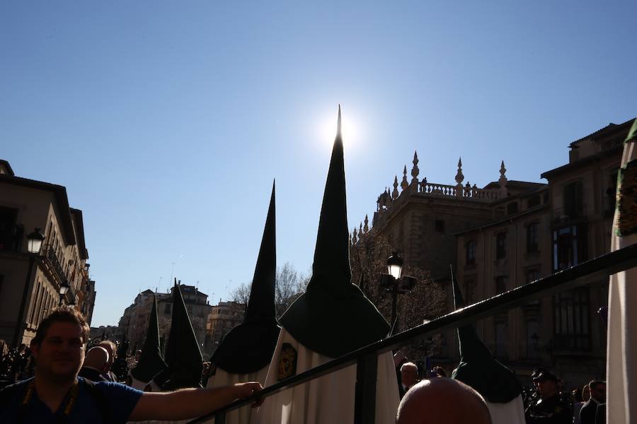 La Real Hermandad y Cofradía de Nazarenos de Nuestro Padre Jesús del Gran Poder y Nuestra Señora de La Esperanza por las calles de la ciudad.