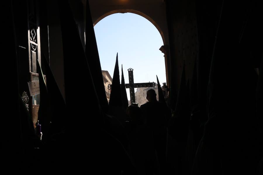 La Real Hermandad y Cofradía de Nazarenos de Nuestro Padre Jesús del Gran Poder y Nuestra Señora de La Esperanza por las calles de la ciudad.