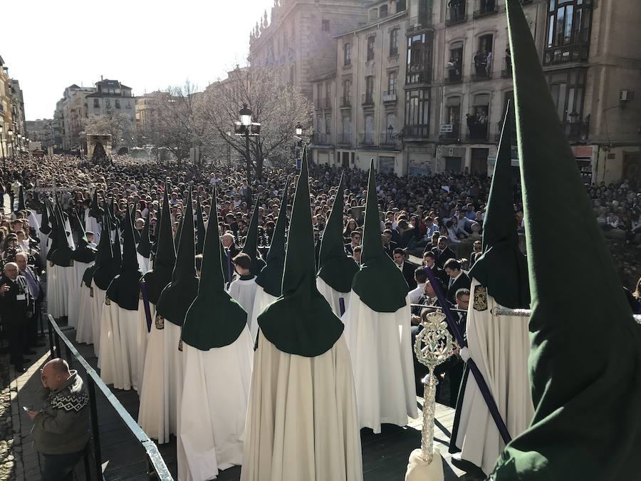 La Real Hermandad y Cofradía de Nazarenos de Nuestro Padre Jesús del Gran Poder y Nuestra Señora de La Esperanza por las calles de la ciudad.