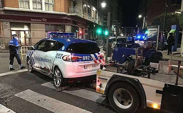 Un conductor irrumpe en una procesión, arrolla varias vallas y se estrella contra un coche de Policía