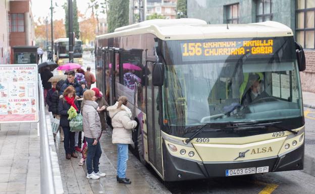 Los granadinos pasan de media 42 minutos al día en el transporte público