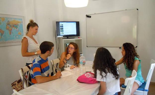 Una de las profesoras dando clase en una de las aulas del centro situado en un inmueble de Melegís de titularidad particular.