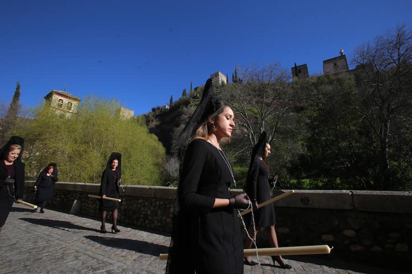 Lanzada, Vía Crucis, La Esperanza y La Cañilla protagonizan un Martes Santo en el que el sol acompaña a la devoción de miles de personas.