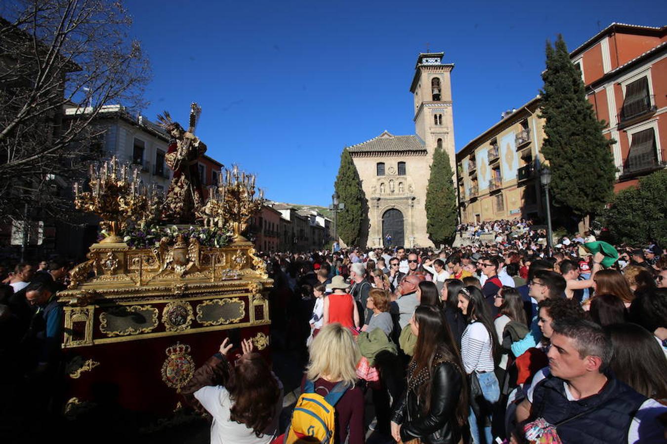 Lanzada, Vía Crucis, La Esperanza y La Cañilla protagonizan un Martes Santo en el que el sol acompaña a la devoción de miles de personas.