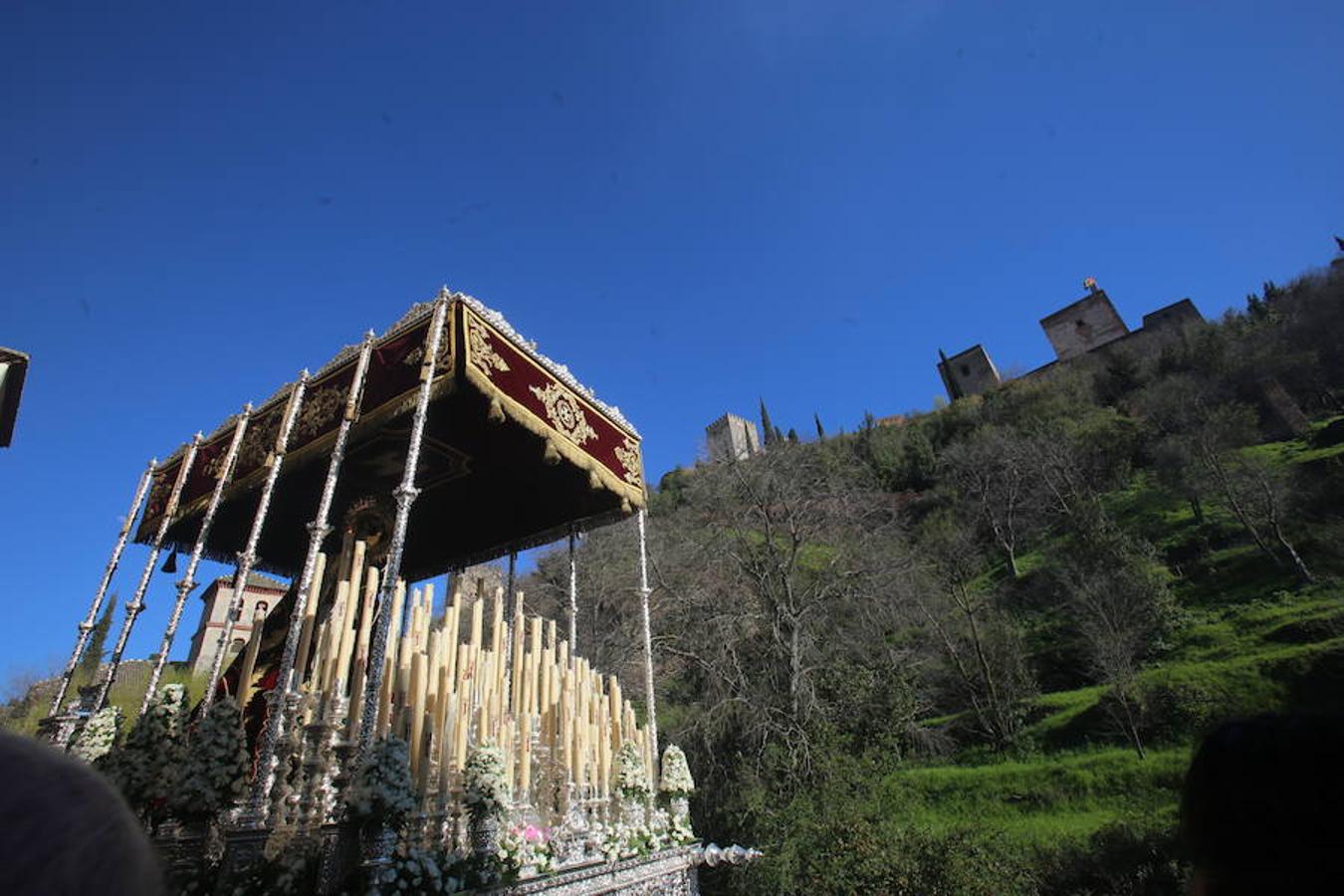 Lanzada, Vía Crucis, La Esperanza y La Cañilla protagonizan un Martes Santo en el que el sol acompaña a la devoción de miles de personas.