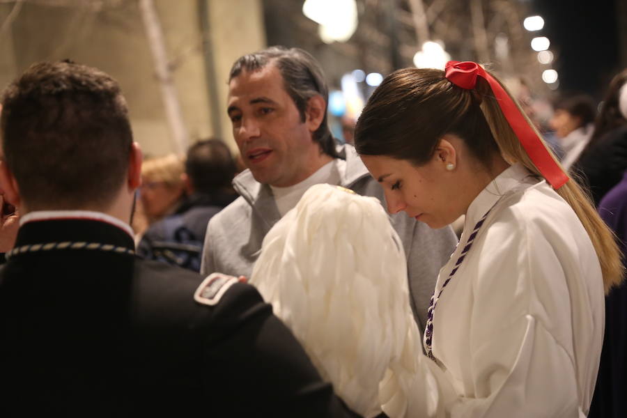 La hermandad se ve obligada a suspender la procesión de hoy por un pequeño problema con la sujeción de la cruz al paso