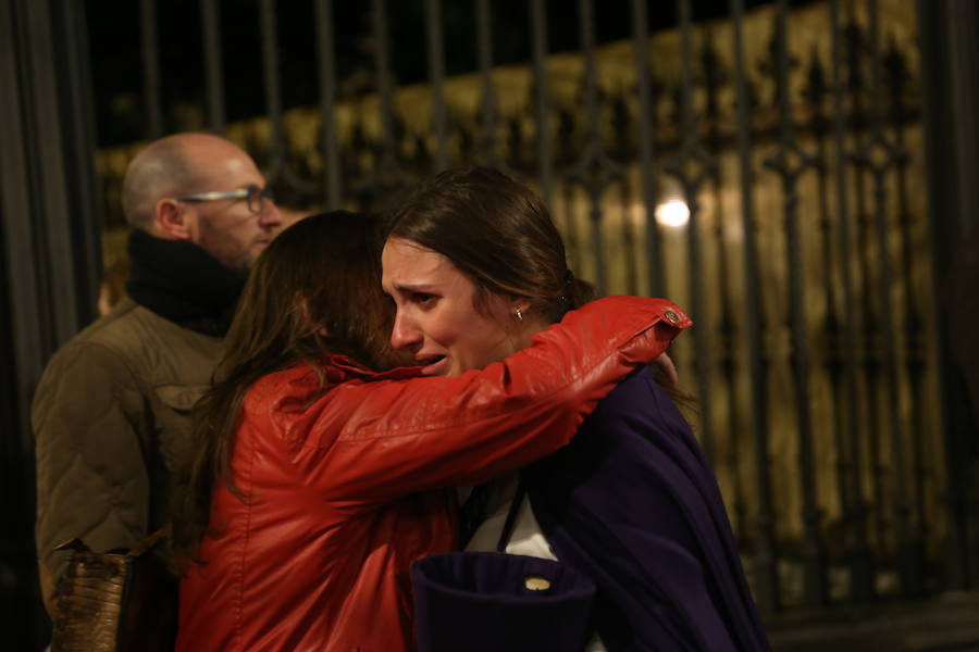 La hermandad se ve obligada a suspender la procesión de hoy por un pequeño problema con la sujeción de la cruz al paso