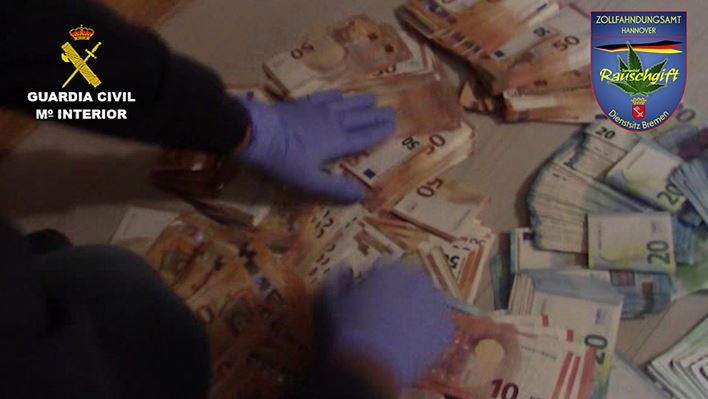 Fotografías facilitadas por la Guardia Civil que junto con la agencia federal alemana ZFA de Bremen (Alemania), han desarticulado una red dedicada al tráfico internacional de marihuana desde España a otros países europeos. En la actuación, coordinada por Europol, se han llevado a cabo dieciséis registros domiciliarios en Coín, Casabermeja (Málaga), Albolote, Monachil y Otura (Granada) en los que se ha intervenido una tonelada de marihuana, 212.000 euros en metálico, un arma de fuego, munición y ocho vehículos. 