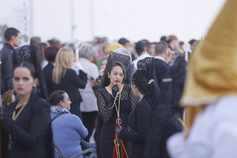 La cofradía del Martes Santo recorre rincones en los que parece que el paso 'anda' solo