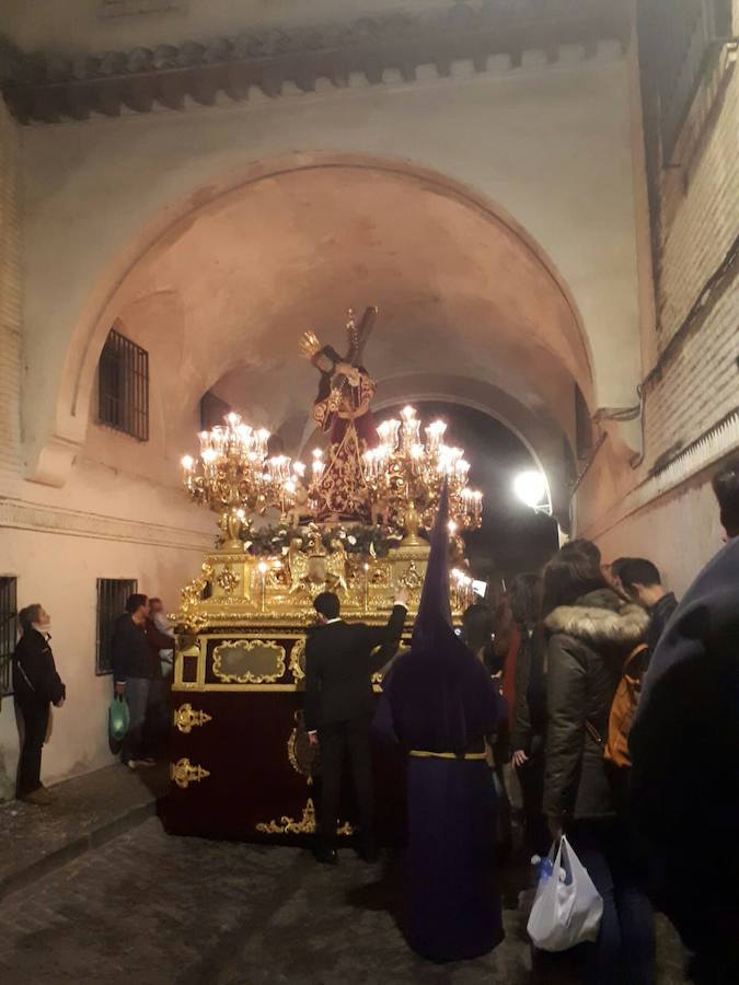 Lanzada, Vía Crucis, La Esperanza y La Cañilla protagonizan un Martes Santo en el que el sol acompaña a la devoción de miles de personas.