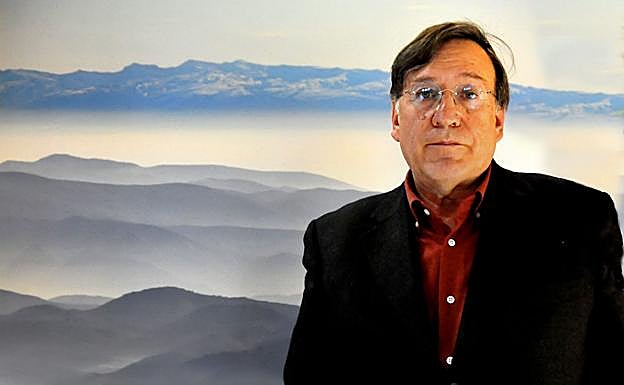 Joaquín Araujo junto a la imagen de la cuerda de los 'tresmiles' de Sierra Nevada