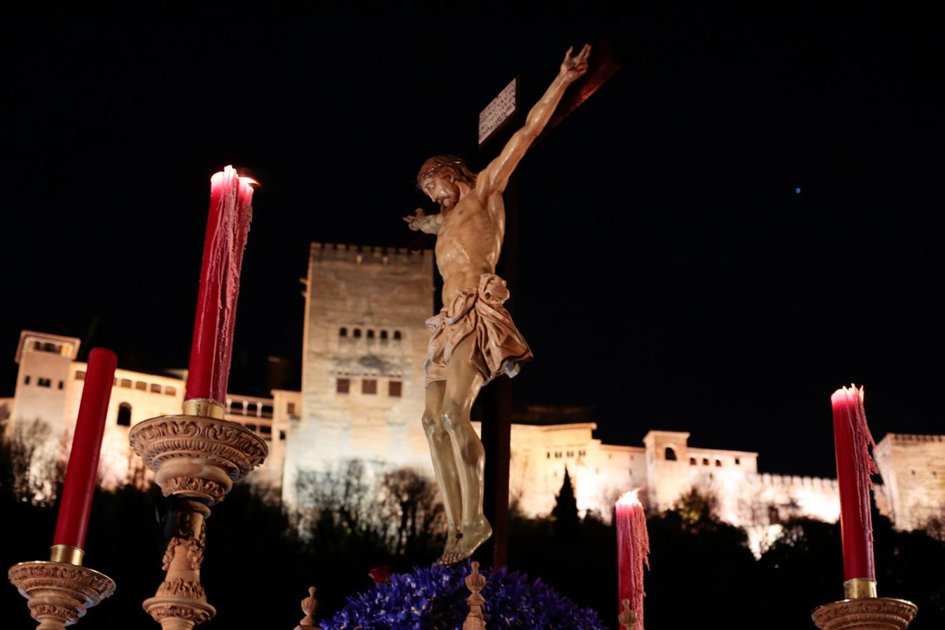 El Cristo del Consuelo y María Santísima del Sacromonte atraviesan la ciudad para llegar al Sacromonte entre hogueras y cantes