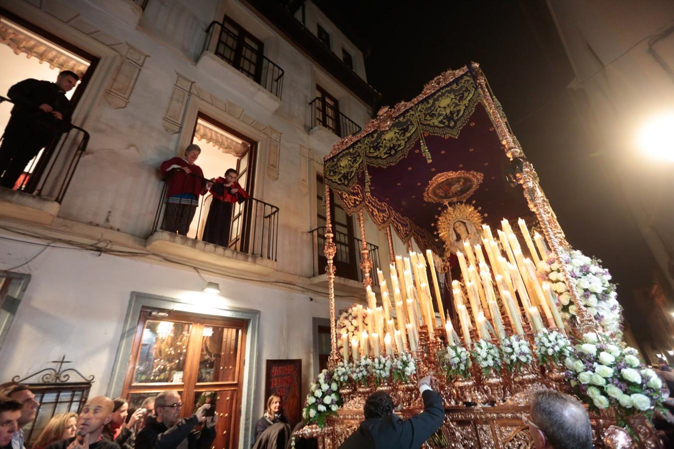 El Cristo del Consuelo y María Santísima del Sacromonte atraviesan la ciudad para llegar al Sacromonte entre hogueras y cantes