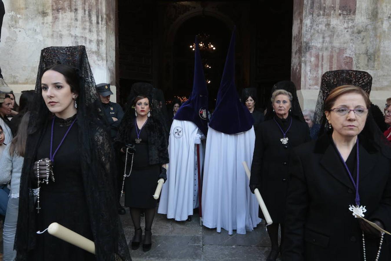 El blanco y el morado rinden tributo a Nuestro Padre Jesús de las Tres Caídas y Nuestra Señora del Rosario