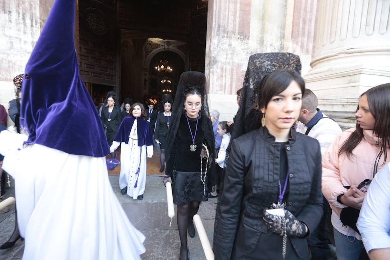 El blanco y el morado rinden tributo a Nuestro Padre Jesús de las Tres Caídas y Nuestra Señora del Rosario