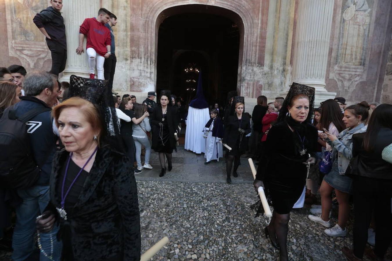 El blanco y el morado rinden tributo a Nuestro Padre Jesús de las Tres Caídas y Nuestra Señora del Rosario