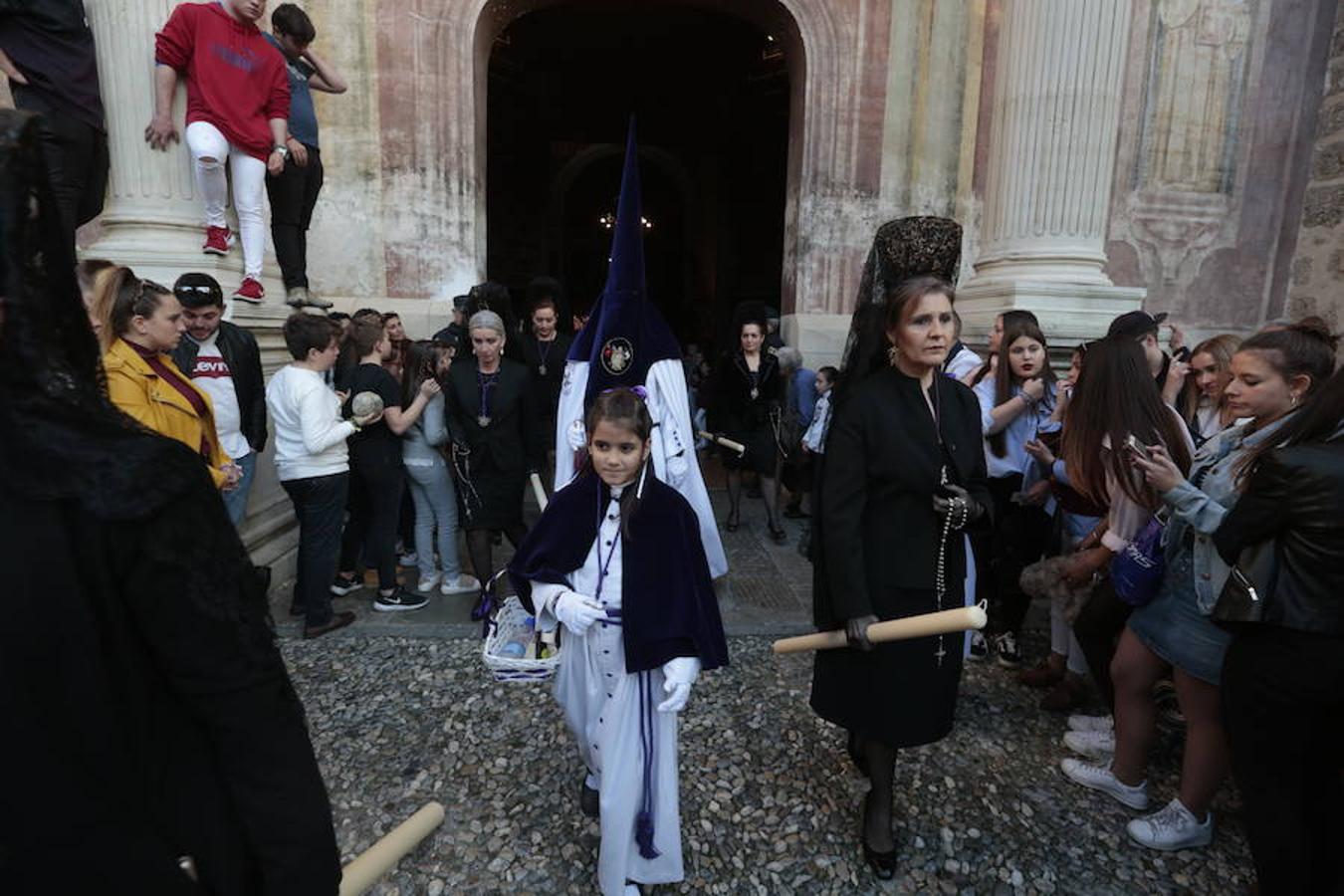 El blanco y el morado rinden tributo a Nuestro Padre Jesús de las Tres Caídas y Nuestra Señora del Rosario