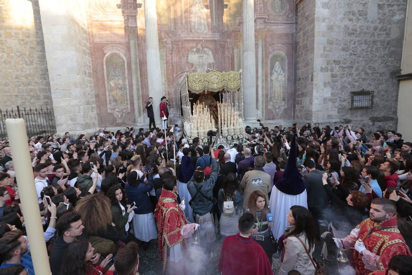 El blanco y el morado rinden tributo a Nuestro Padre Jesús de las Tres Caídas y Nuestra Señora del Rosario