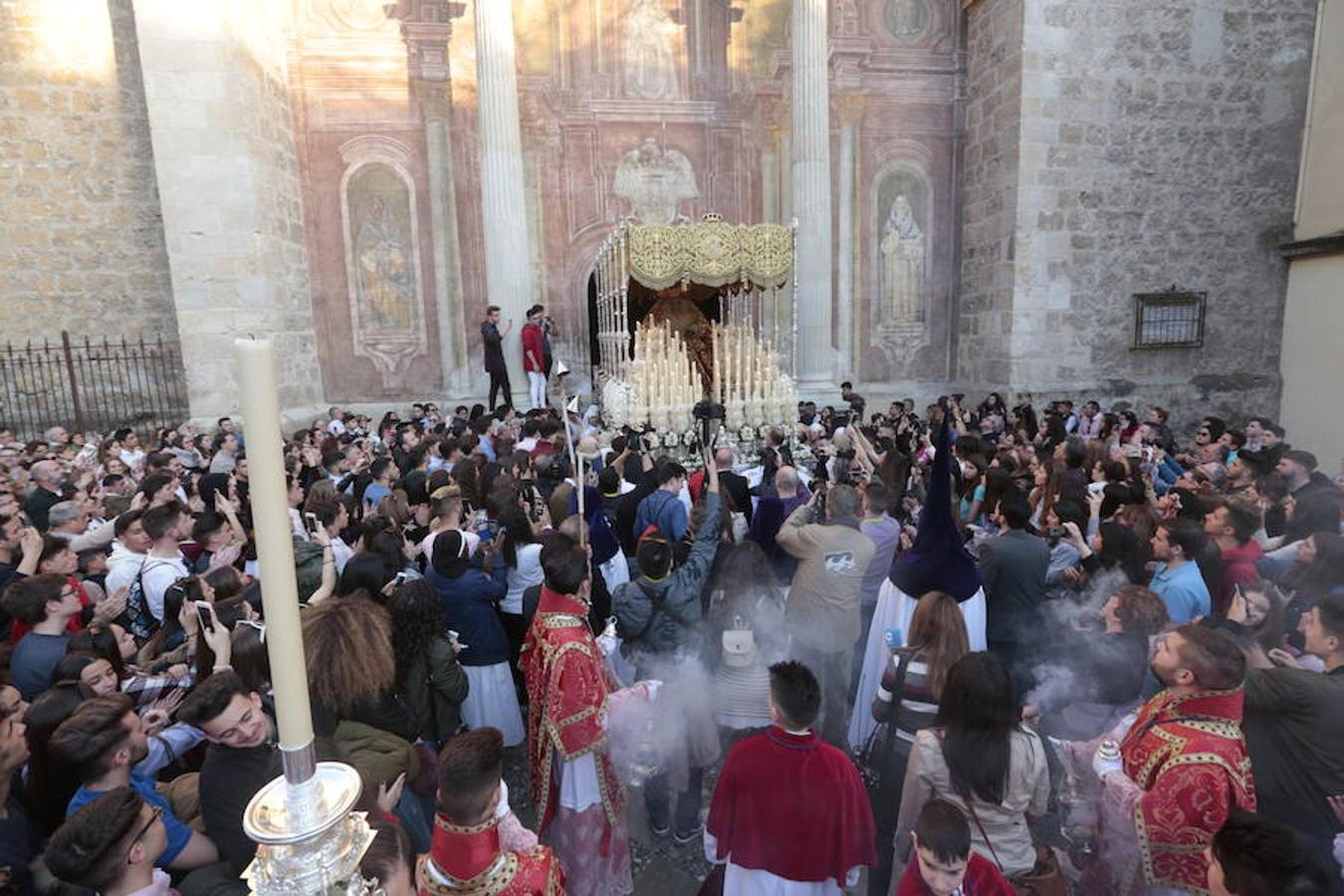 El blanco y el morado rinden tributo a Nuestro Padre Jesús de las Tres Caídas y Nuestra Señora del Rosario