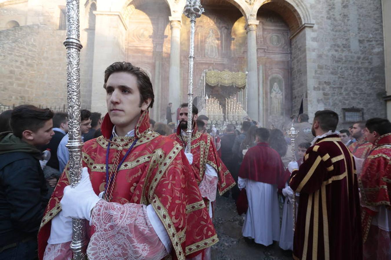 El blanco y el morado rinden tributo a Nuestro Padre Jesús de las Tres Caídas y Nuestra Señora del Rosario