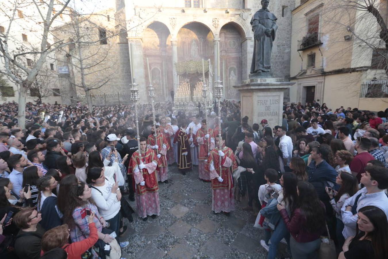 El blanco y el morado rinden tributo a Nuestro Padre Jesús de las Tres Caídas y Nuestra Señora del Rosario