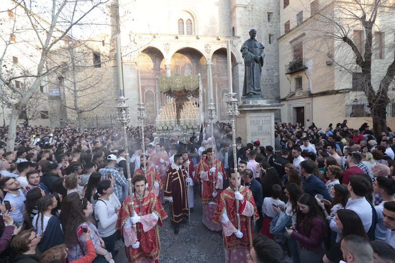 El blanco y el morado rinden tributo a Nuestro Padre Jesús de las Tres Caídas y Nuestra Señora del Rosario