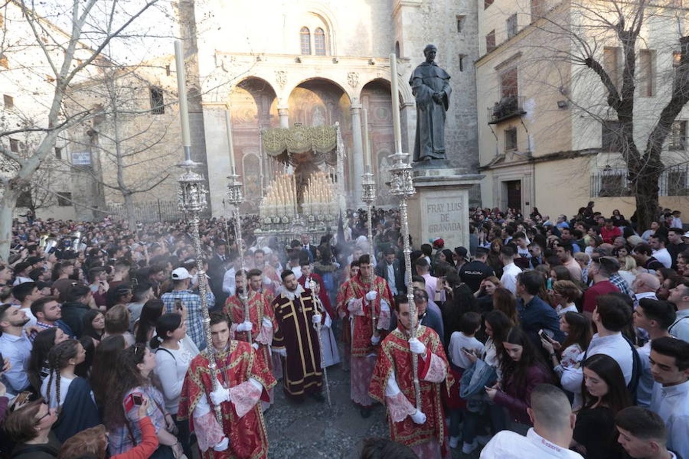 El blanco y el morado rinden tributo a Nuestro Padre Jesús de las Tres Caídas y Nuestra Señora del Rosario