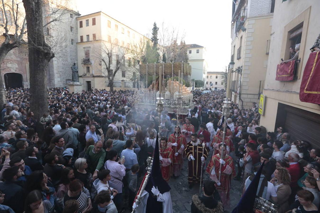 El blanco y el morado rinden tributo a Nuestro Padre Jesús de las Tres Caídas y Nuestra Señora del Rosario